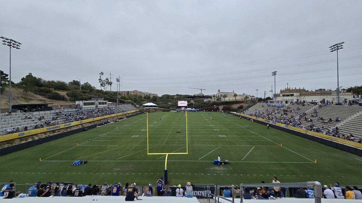 SportsFanInAz's tweet photo. #Chargers back in San Diego. 70 degrees #BoltUp #NFL https://t.co/wVu407qxLg