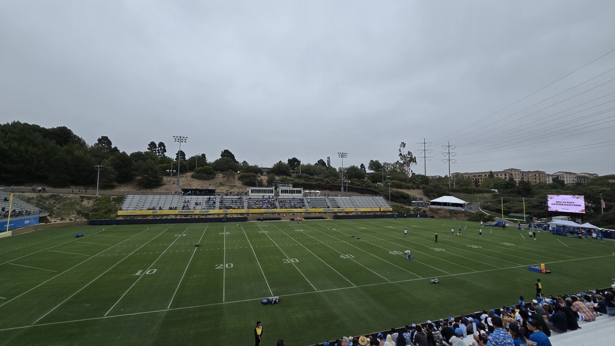 SportsFanInAz's tweet photo. #Chargers back in San Diego. 70 degrees #BoltUp #NFL https://t.co/wVu407qxLg