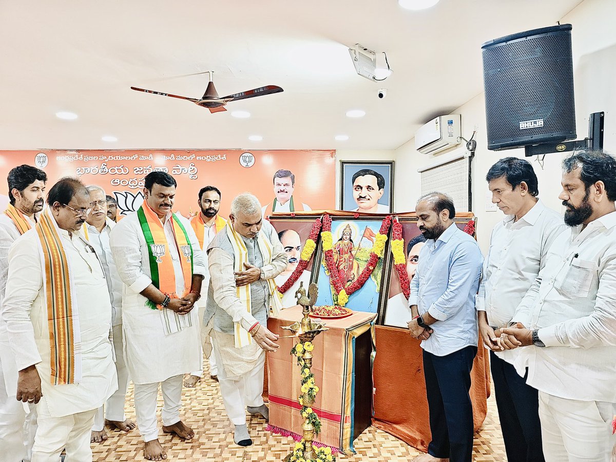shivprakashbjp's tweet photo. आंध्र प्रदेश भाजपा प्रदेश निकाय चुनाव संचालन समिति एवं प्रदेश महामंत्री  बैठक में संगठन विस्तार, तिरंगा यात्रा की तैयारी पर चर्चा , “SIR” अभियान एवं संत रविदास जी की 650 वी जयंती वर्ष पर आयोजित “समरसता संकल्प अभियान” की समीक्षा करते हुए ।

ఆంధ్రప్రదేశ్ భారతీయ జనతా పార్టీ రాష్ట్ర స్థానిక సంస్థల ఎన్నికల నిర్వహణ కమిటీ మరియు రాష్ట్ర ప్రధాన కార్యదర్శుల సమావేశంలో సంఘటన విస్తరణ, తిరంగా యాత్ర ఏర్పాట్లపై చర్చ, “SIR” అభియాన్ మరియు సంత్ రవిదాస్ జీ 650వ జయంతి సంవత్సరం సందర్భంగా నిర్వహస్తున్న “సమరసతా సంకల్ప అభియాన్” పై సమీక్ష నిర్వహిస్తూ...
@BJP4Andhra