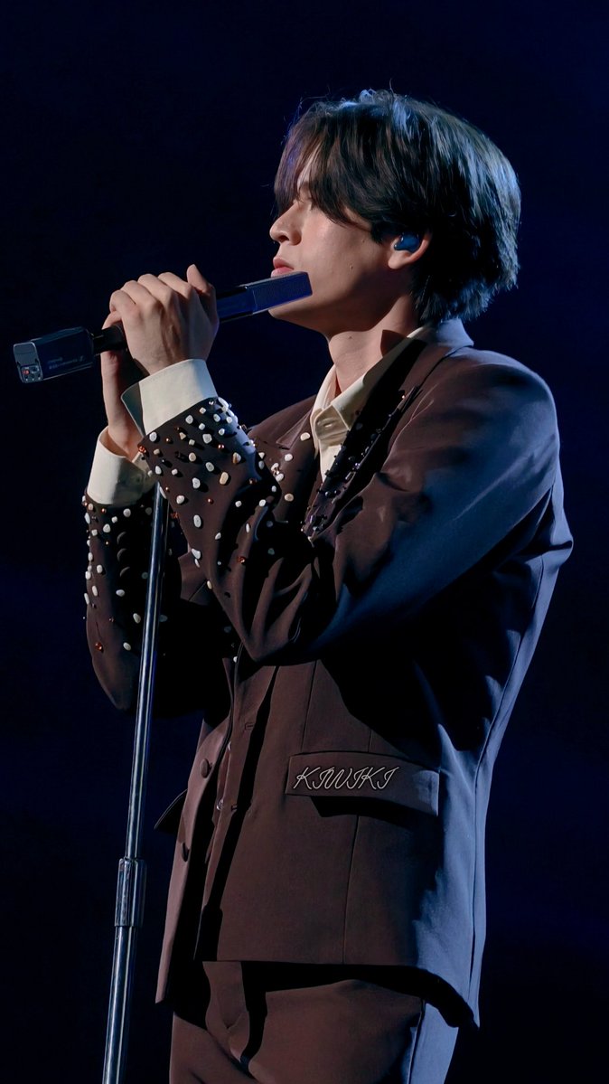 Kiwiki98's tweet photo. He looks so charming when he's focused on the music✨

#JossGawinConcert #GawinCaskey https://t.co/RVBUWKdUVw