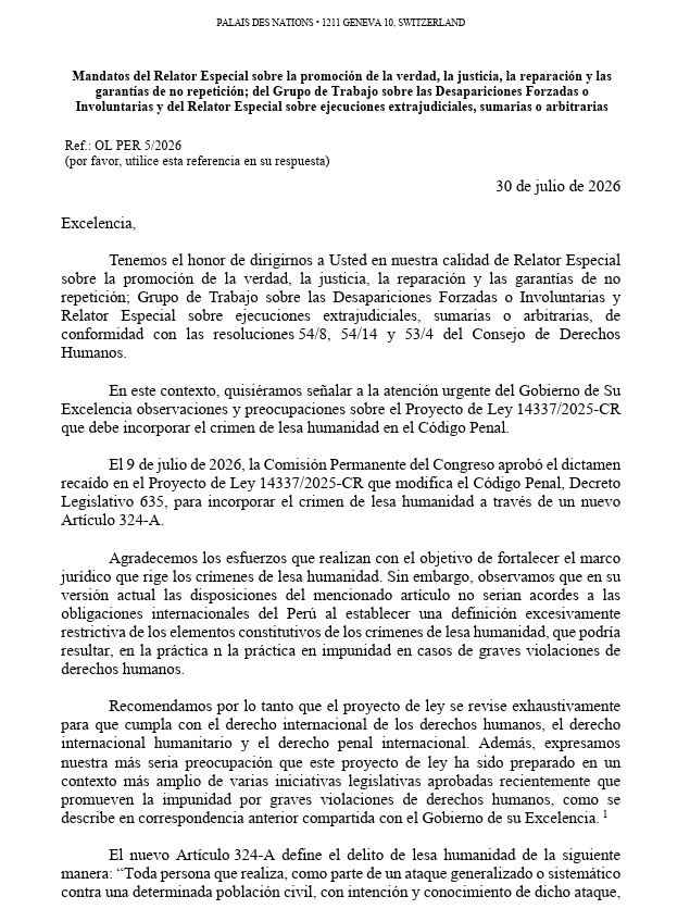 cviguria's tweet photo. LO ÚLTIMO
Relatores especiales del alto comisionado de derechos humanos de la ONU envían comunicación al gobierno de la presidenta Keiko Fujimori expresando su preocupación por el proyecto de ley que incorpora el delito de lesa humanidad en el Código penal, la misma que está pendiente de firma por Fujimori o su observación y que vaya de vuelta al Congreso. 

En resúmen, indican que la iniciativa impide su aplicación en el sistema de justicia. 

Entre sus puntos establecen que la inicativa propone una "definición restrictiva" de los elementos que configuran los crímenes de lesa humanidad, va contra el mismo Estatuto de Roma y que sea calificado como delito común en el  Código penal. 

El oficio es crítico al señalar preocupación por el proyecto impulsado por el Congreso al mando de Fuerza popular pues podría permitir "que autores de graves violaciones de ddhh eludan la rendición de cuentas dejando a víctimas sin derecho a reparación, justicia y no repetición". 

Documento concluye esperando respuesta de Gobierno sobre próximas acciones a tomar sobre el proyecto. 

Veremos la mano del fujimorismo que ahora está en el poder y del canciller Carlos Espá.