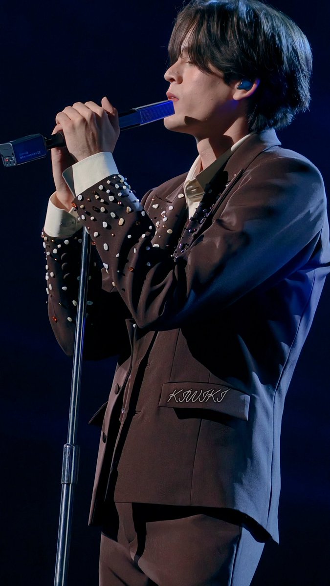 Kiwiki98's tweet photo. He looks so charming when he's focused on the music✨

#JossGawinConcert #GawinCaskey https://t.co/RVBUWKdUVw