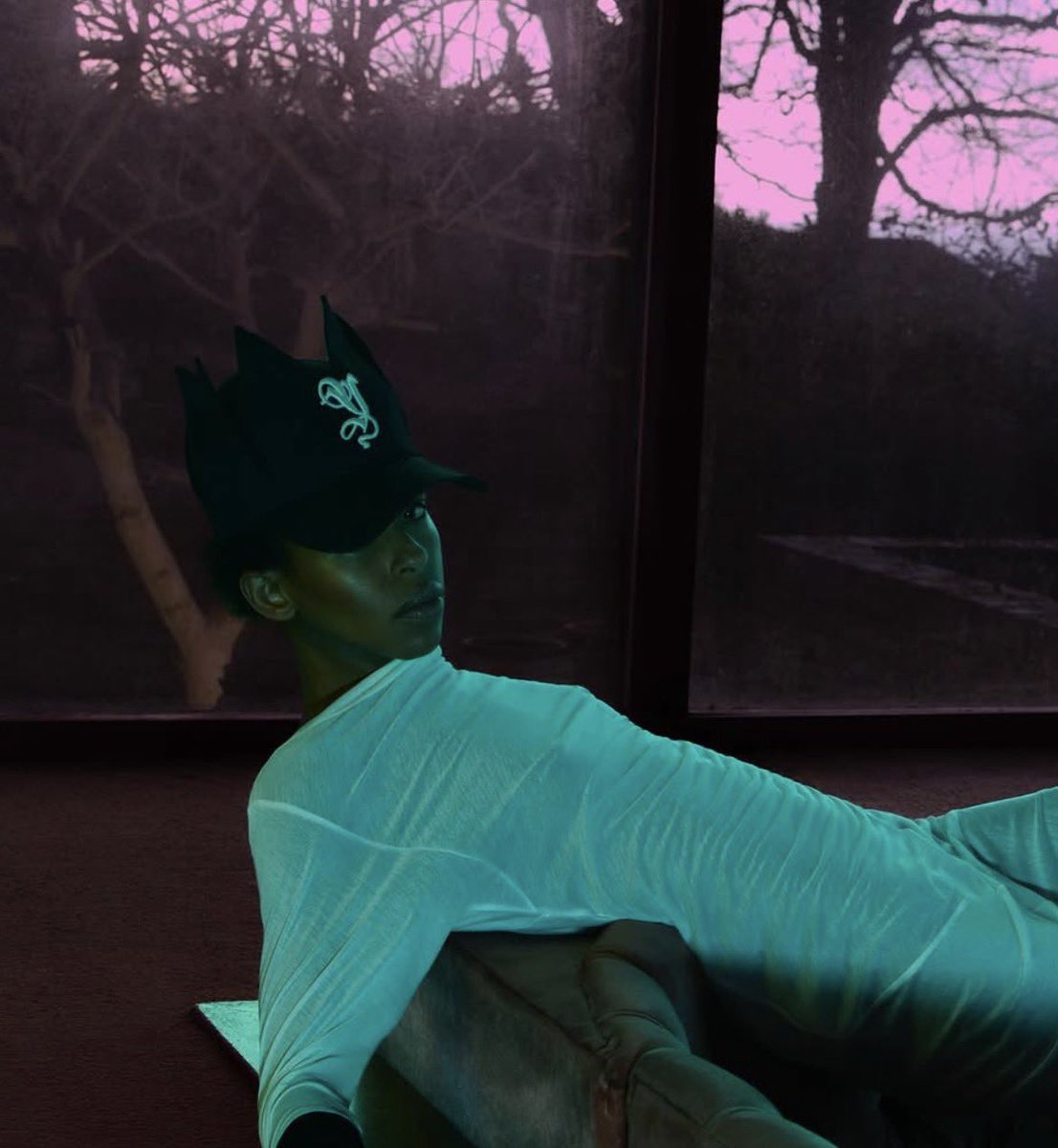 likeafantasy__'s tweet photo. ILLIT were styled in crown-caps made by London based indie designer, Yasmina from her A/W25 campaign, “Wrought Angel” for their ‘I Got Your Back (Armor version)’ concept photos 🖤

(@/yasmina___________ on insta) https://t.co/srgSrDIiDR
