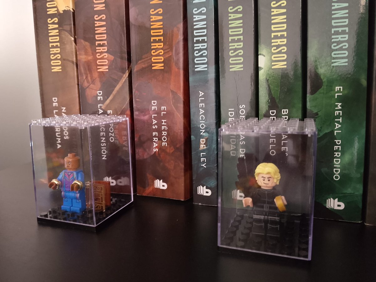 MG_Utb's tweet photo. @Cosmere16Pod @DragonsteelBook @BrandSanderson Con Sazed y Kelsier de guardia en la estanteria. https://t.co/KAFxnlZdvM