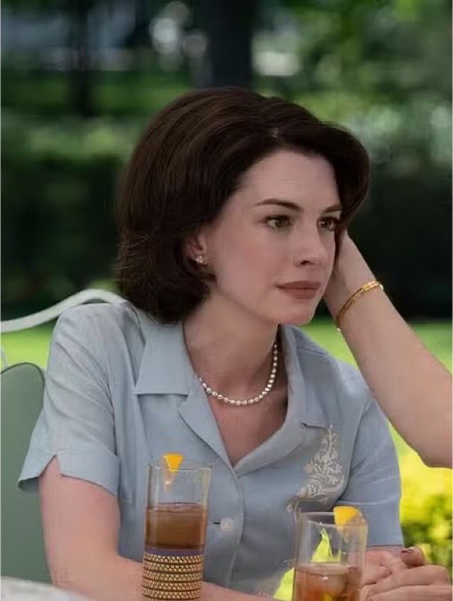 Indie5051's tweet photo. Anne Hathaway interpretará a una influencer conservadora que despierta en el año 1855.

En Yesteryear, dará vida a una mujer conocida por promover un estilo de vida en el que las mujeres deben ser amas de casa y someterse a sus esposos. Sin embargo, tras ser transportada a 1855, tendrá que experimentar en carne propia esa realidad.