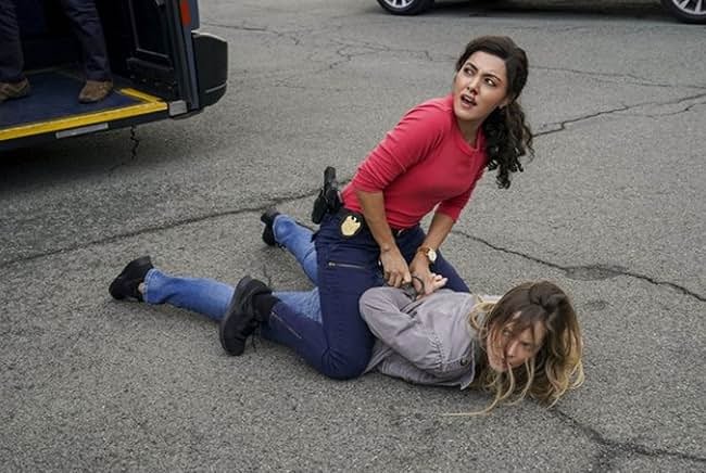 PADameech's tweet photo. Lucy kicking ass on a bus. Mighty mouse on the case. "Not all of us were flyers, Luce."
#Switchback
#SaveNCISHawaii
#NCISHawaii https://t.co/H1QMOKV3aM