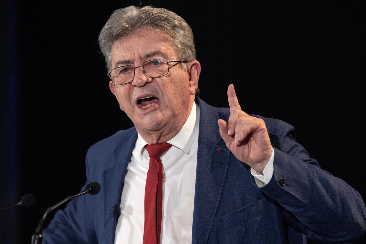 le_Parisien's tweet photo. 🔵 EXCLUSIF | La stratégie de Jean-Luc Mélenchon pour réformer l’État

À travers le nouveau livre de l’Institut La Boétie, le candidat à la présidentielle de LFI dessine les grandes lignes d’une refonte profonde de l’administration, s’il était au pouvoir
➡️ https://t.co/3m5iY23AXL