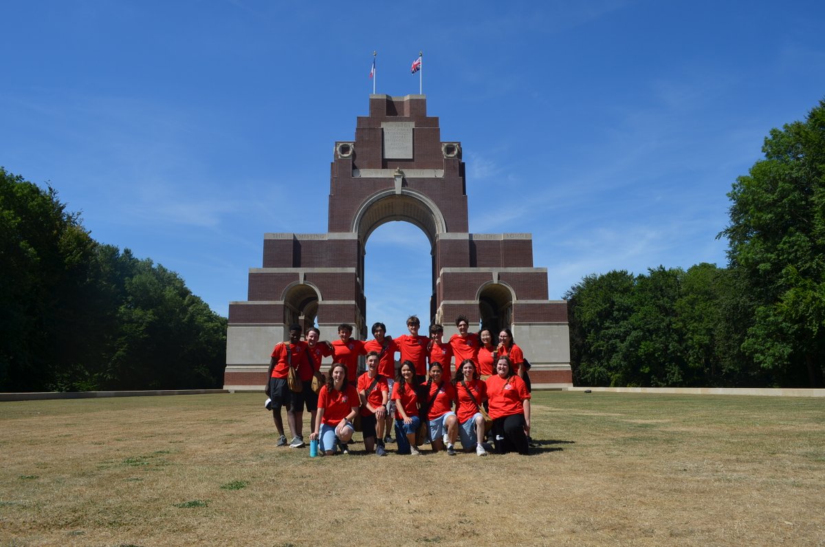 vimyfoundation's tweet photo. Deuxième journée du Prix Vimy Beaverbrook! Les élèves ont visité le Mémorial terre-neuvien de Beaumont-Hamel et Thiepval, où ils ont approfondi leur compréhension de la Première Guerre mondiale et du devoir de mémoire. https://t.co/C5gDqqAOkK