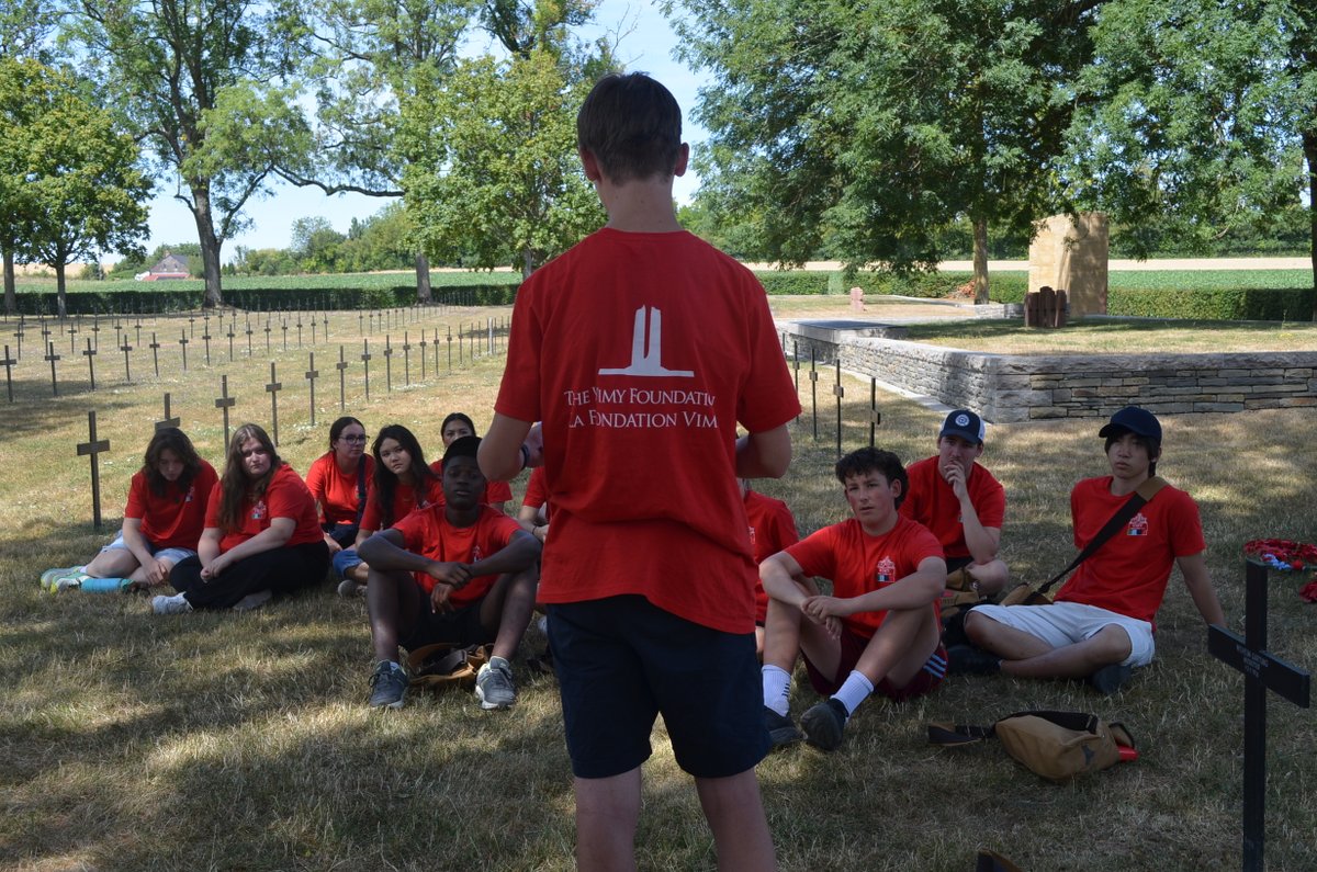 vimyfoundation's tweet photo. Deuxième journée du Prix Vimy Beaverbrook! Les élèves ont visité le Mémorial terre-neuvien de Beaumont-Hamel et Thiepval, où ils ont approfondi leur compréhension de la Première Guerre mondiale et du devoir de mémoire. https://t.co/C5gDqqAOkK