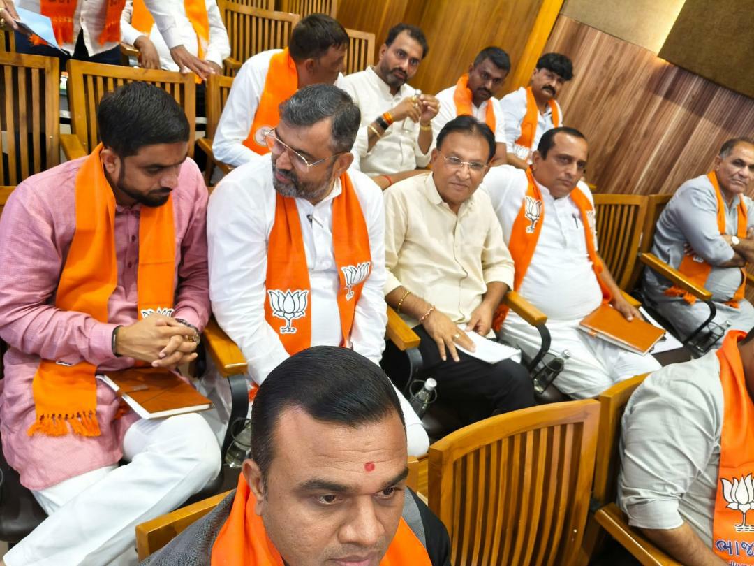 mdsolankibjp's tweet photo. 'હર ઘર તિરંગા' અભિયાન અંતર્ગત આજે પ્રદેશ કાર્યાલય 'શ્રી કમલમ્' ખાતે પ્રદેશ અધ્યક્ષ શ્રી @iJagdishBJP સાહેબના અધ્યક્ષસ્થાને પ્રદેશ બેઠક યોજાઈ.

આ બેઠકમાં પ્રદેશ સંગઠન મહામંત્રી શ્રી રત્નાકરજી, પ્રદેશ મહામંત્રી ડૉ.પ્રશાંતભાઈ કોરાટ, 
1/2 https://t.co/oSGBjkiQgv