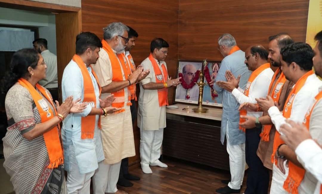 mdsolankibjp's tweet photo. 'હર ઘર તિરંગા' અભિયાન અંતર્ગત આજે પ્રદેશ કાર્યાલય 'શ્રી કમલમ્' ખાતે પ્રદેશ અધ્યક્ષ શ્રી @iJagdishBJP સાહેબના અધ્યક્ષસ્થાને પ્રદેશ બેઠક યોજાઈ.

આ બેઠકમાં પ્રદેશ સંગઠન મહામંત્રી શ્રી રત્નાકરજી, પ્રદેશ મહામંત્રી ડૉ.પ્રશાંતભાઈ કોરાટ, 
1/2 https://t.co/oSGBjkiQgv