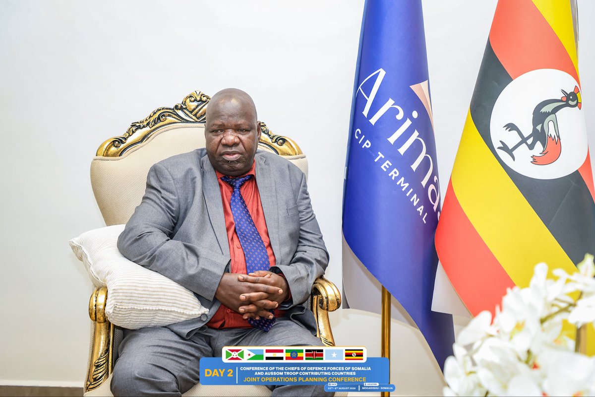 SNAForce's tweet photo. Uganda’s Deputy Chief of Defence Forces, Gen. Sam Okiding, arrived in Mogadishu today to attend the AUSSOM Troop-Contributing Countries’ Defence Chiefs meeting, focused on strengthening security cooperation and accelerating counterterrorism operations.

#Somalia #Uganda #AUSSOM https://t.co/K9ipOeQ7VY
