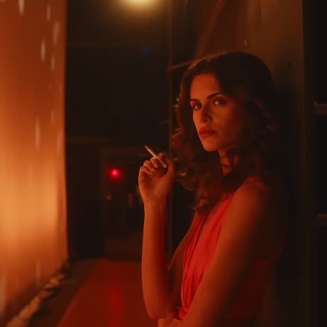 CINEMA505's tweet photo. The Shards 'Estilhaços', nova série de Ryan Murphy ambientada na Los Angeles dos anos 80, estreia amanhã no Disney+.

A trama acompanha um grupo de estudantes ricos do último ano do ensino médio cuja rotina de festas e luxo é assombrada por um serial killer e pela chegada de um aluno misterioso.