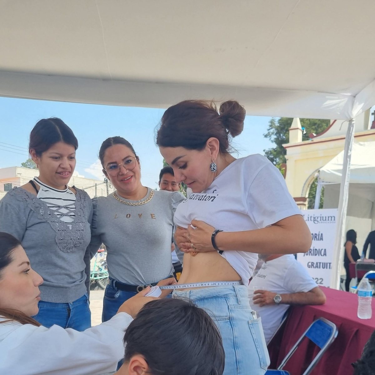 GalileoMx_'s tweet photo. ‼️Miles de personas exigen la renuncia de la hermana de Nay Salvatori del 
@ISSSTEP_Puebla‼️ 

Para miles del personas en el país, la hermana de la legisladora morenista debe renunciar inmediatamente a su cargo en el ISSSTEP, tras haber declarado que las personas de la tercera edad huelen a "baúl".

Hilda Salvatori, percibe un salario superior a los 80,000 pesos mensuales como nutrióloga del Instituto de Seguridad y Servicios Sociales de los Trabajadores al Servicio de los Poderes del Estado de Puebla. 

¿Debe ser despedida la hermana de la morenista por sus comentarios contra las personas de la tercera edad?