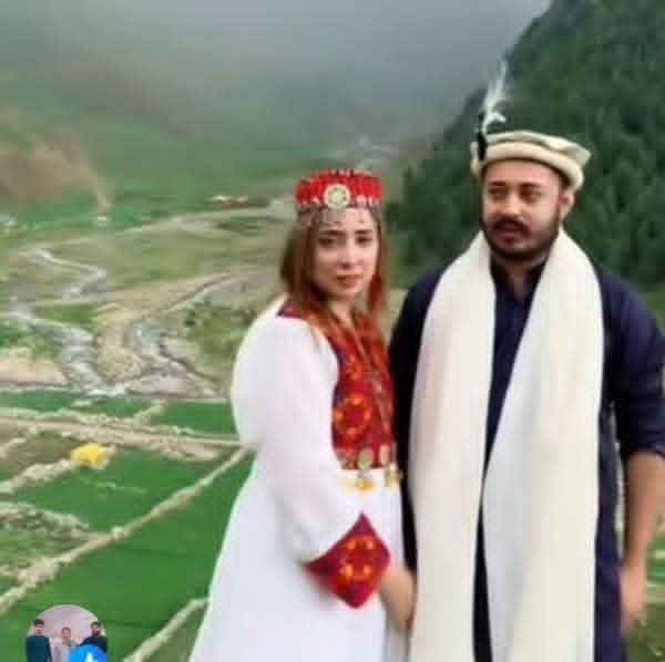 irumrae's tweet photo. ساری دنیا کے سامنے پورا مہینہ کلیش کرنے کے بعد یہ کلیشی عورت اب کیلاشی بن گئی ہے۔ دھر فٹے منہ🙄🖐 https://t.co/M90yaEEidz