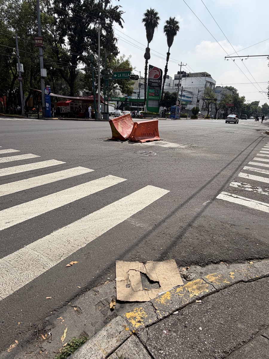 Brendantares's tweet photo. @AtaloMO nos ayudas a difundir por fis? Cruce eje 8 sur Ermita y plutarco Elías Calles en delegación Iztapalapa, lleva días así y no lo reparan. Gracias. https://t.co/YXpsmUQsyv
