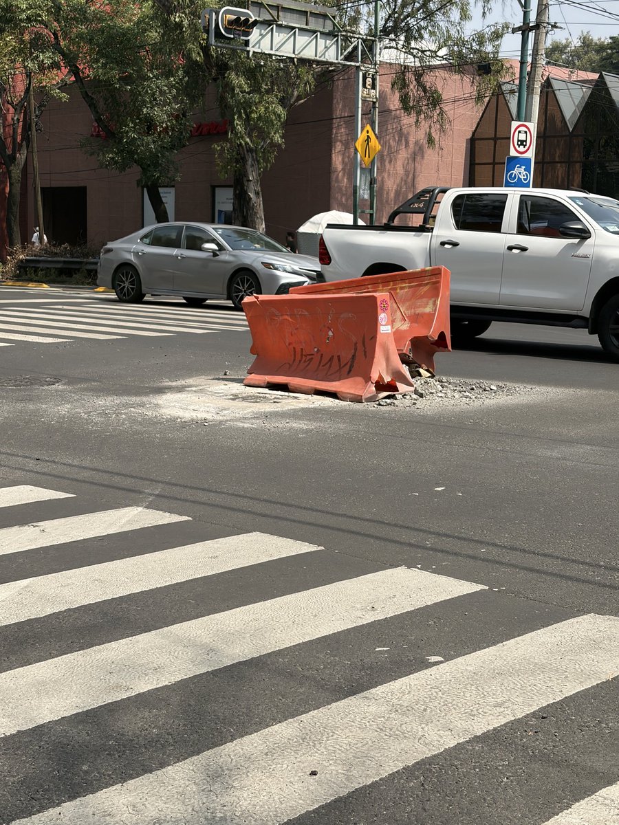 Brendantares's tweet photo. @AtaloMO nos ayudas a difundir por fis? Cruce eje 8 sur Ermita y plutarco Elías Calles en delegación Iztapalapa, lleva días así y no lo reparan. Gracias. https://t.co/YXpsmUQsyv