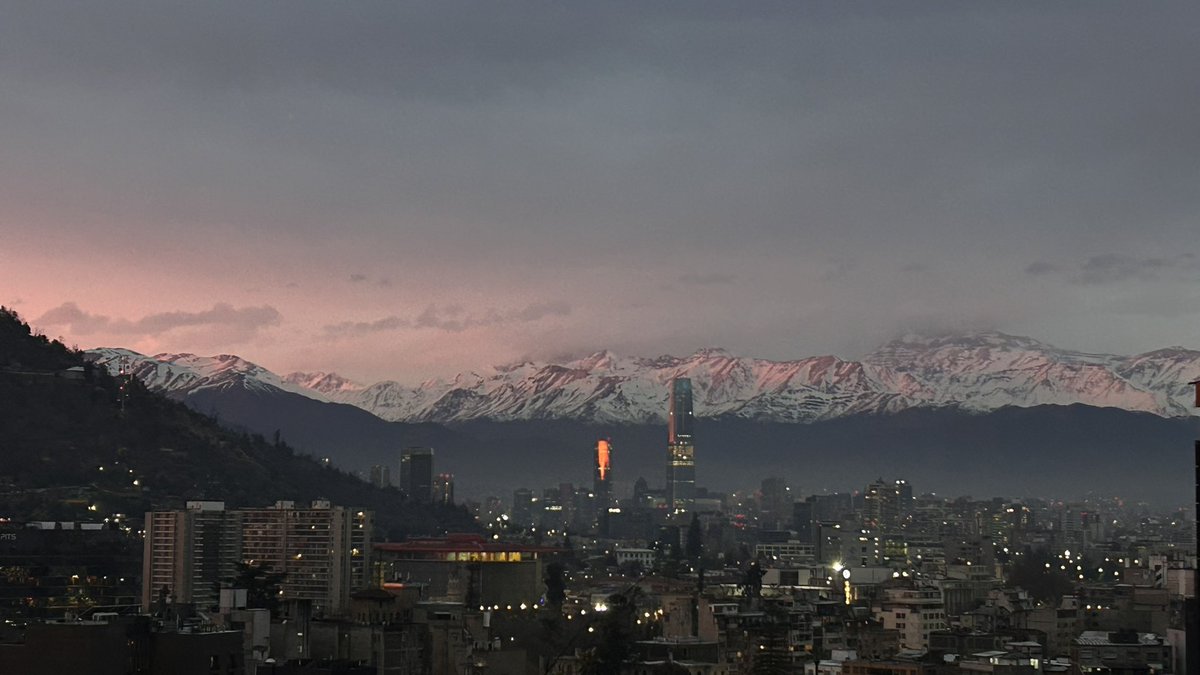 samurivas_meteo's tweet photo. Último día por Santiago de Chile, ha sido un placer👋🏾🇨🇱

Desde el cerro de Santa Lucía y con los Andes nevados, la torre más alta que se aprecia, es el Costanera Center (edificio más alto de Sudamérica). https://t.co/DcGjo7BB4F