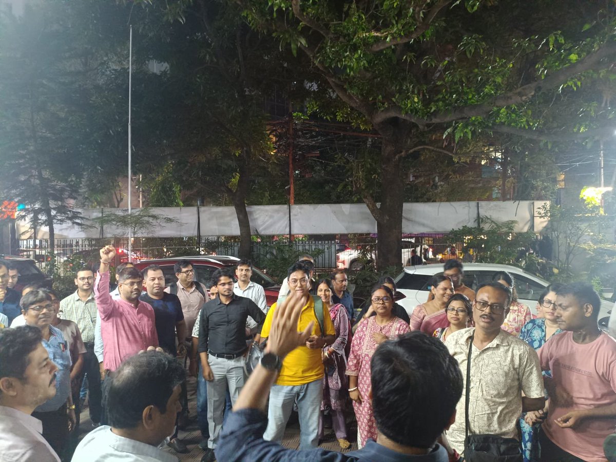 IdbiFor's tweet photo. कल 3 अगस्त को हमारे जो साथी दिल्ली जंतर मंतर नहीं पहुंच सके कोलकाता में हमारे साथियों ने कोलकाता जोनल ऑफिस के बाहर गेट मीटिंग कर निजीकरण के खिलाफ आवाज बुलंद की।
@RBI @supriya_sule 
#DoNotSellIDBI #300MillionJourneys https://t.co/noaQaAVjD4