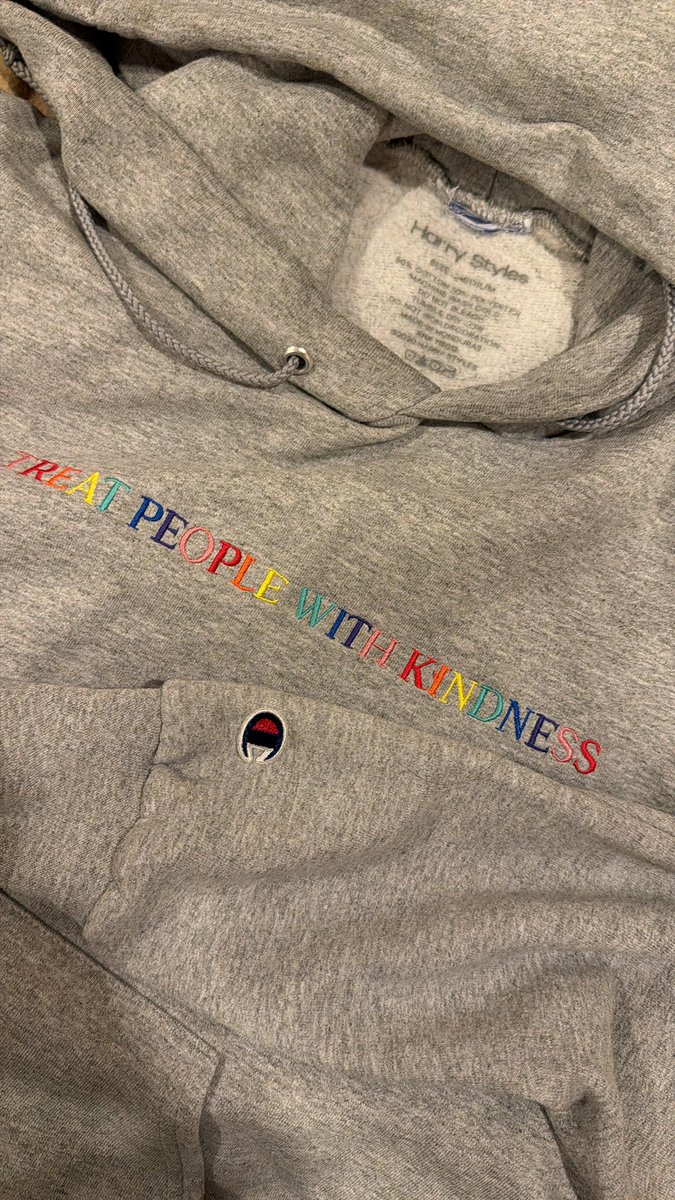 AintGatsby's tweet photo. Apenas me di cuenta LA JOYA que me prestaron para el frío y que me dijeron que no era necesario devolver, merch oficial del Harry 😭😭😭 https://t.co/jLhey6oSRi