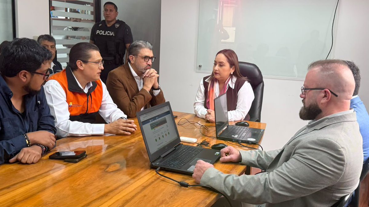 Riesgos_Ec's tweet photo. 📍#Azuay | Cuenca

La secretaria nacional de Gestión de Riesgos, @CaroLozanoHaro , se reunió con representantes de la Universidad del Azuay y del IERSE para fortalecer el trabajo conjunto en gestión del riesgo y prevención.

#GobiernoDelEcuador https://t.co/diHTQgbEbH