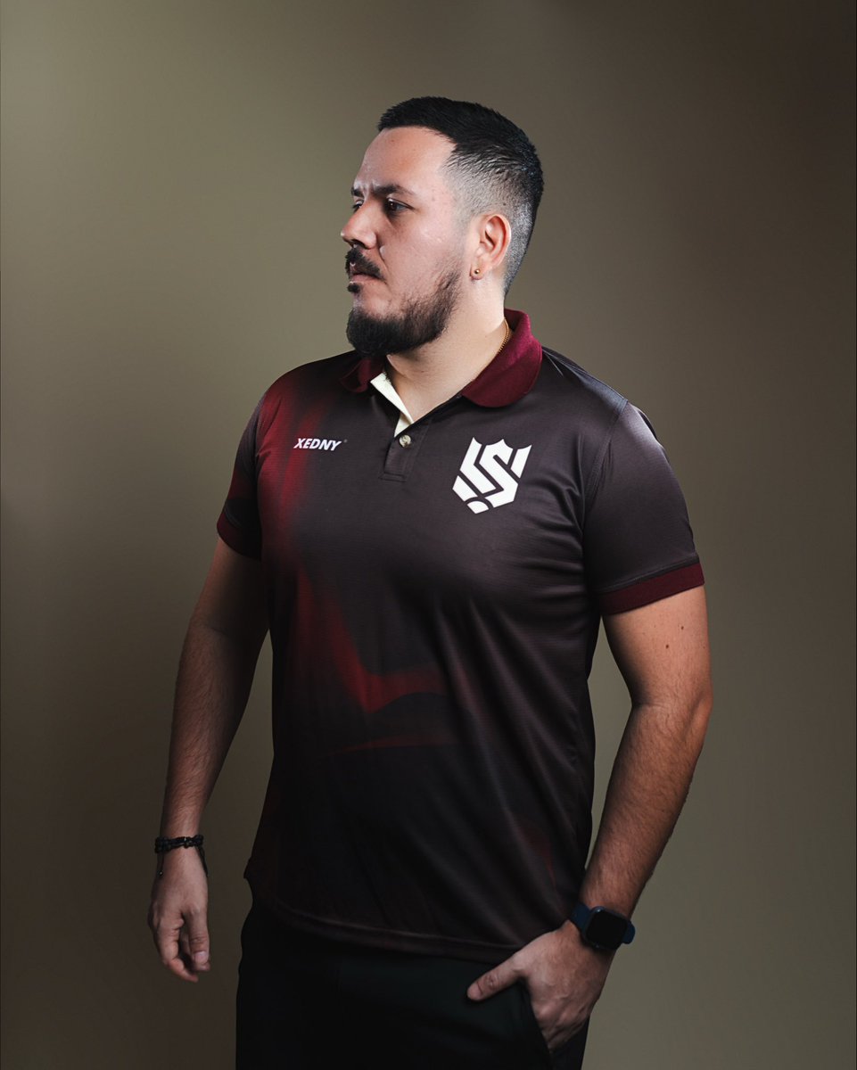 SOLOVENEX_'s tweet photo. 🆕 #𝐎𝐅𝐂𝐋 | #SVX tiene 𝐧𝐮𝐞𝐯𝐚 𝐩𝐢𝐞𝐥. 

Las nuevas jerseys de nuestro staff. 

¡Seguiremos brillando por 𝐞𝐥 𝐦𝐮𝐧𝐝𝐨! 

– 𝐂𝐡𝐚𝐧𝐠𝐢𝐧𝐠 𝐭𝐡𝐞 𝐠𝐚𝐦𝐞 𝐬𝐢𝐧𝐜𝐞 𝟐𝟎𝟏𝟕 – 

#Oficial https://t.co/gW8fbe66LD