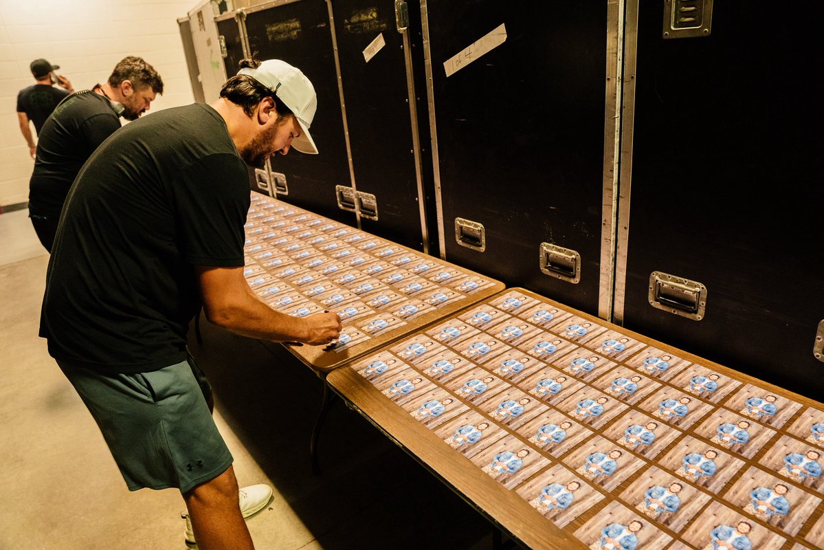lukebryan's tweet photo. In honor of the #Signs title track releasing this week, I have some more signed CDs available for y’all for a limited time. Get ready for September and pre-order your copy now

https://t.co/AqO5VcJkdY https://t.co/9z6eBJR6Jo
