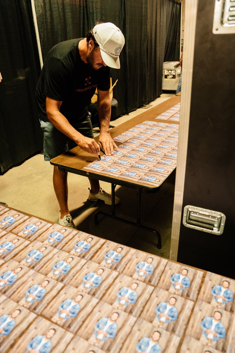 lukebryan's tweet photo. In honor of the #Signs title track releasing this week, I have some more signed CDs available for y’all for a limited time. Get ready for September and pre-order your copy now

https://t.co/AqO5VcJkdY https://t.co/9z6eBJR6Jo
