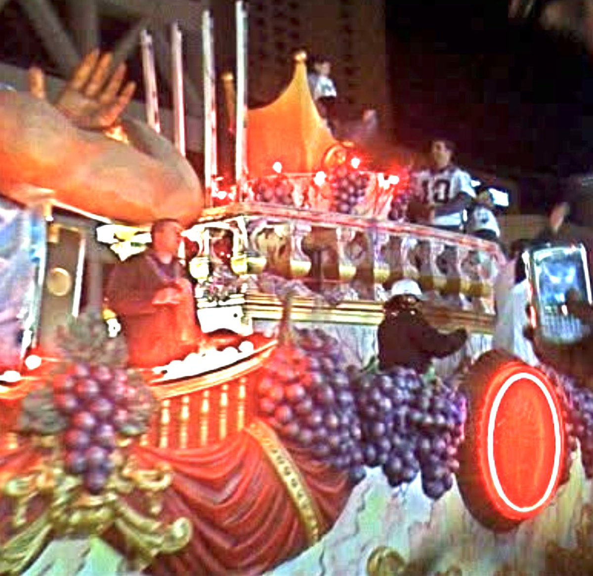 NewRougeSton's tweet photo. At the Super Bowl XLIV celebration parade, @drewbrees atop his float stared me down & threw a perfect handful of beads right to me!
Top 5 Brees performances Iβve experienced!
#DrewBreesAppreciationWeek https://t.co/T0Z6Rf1Soh