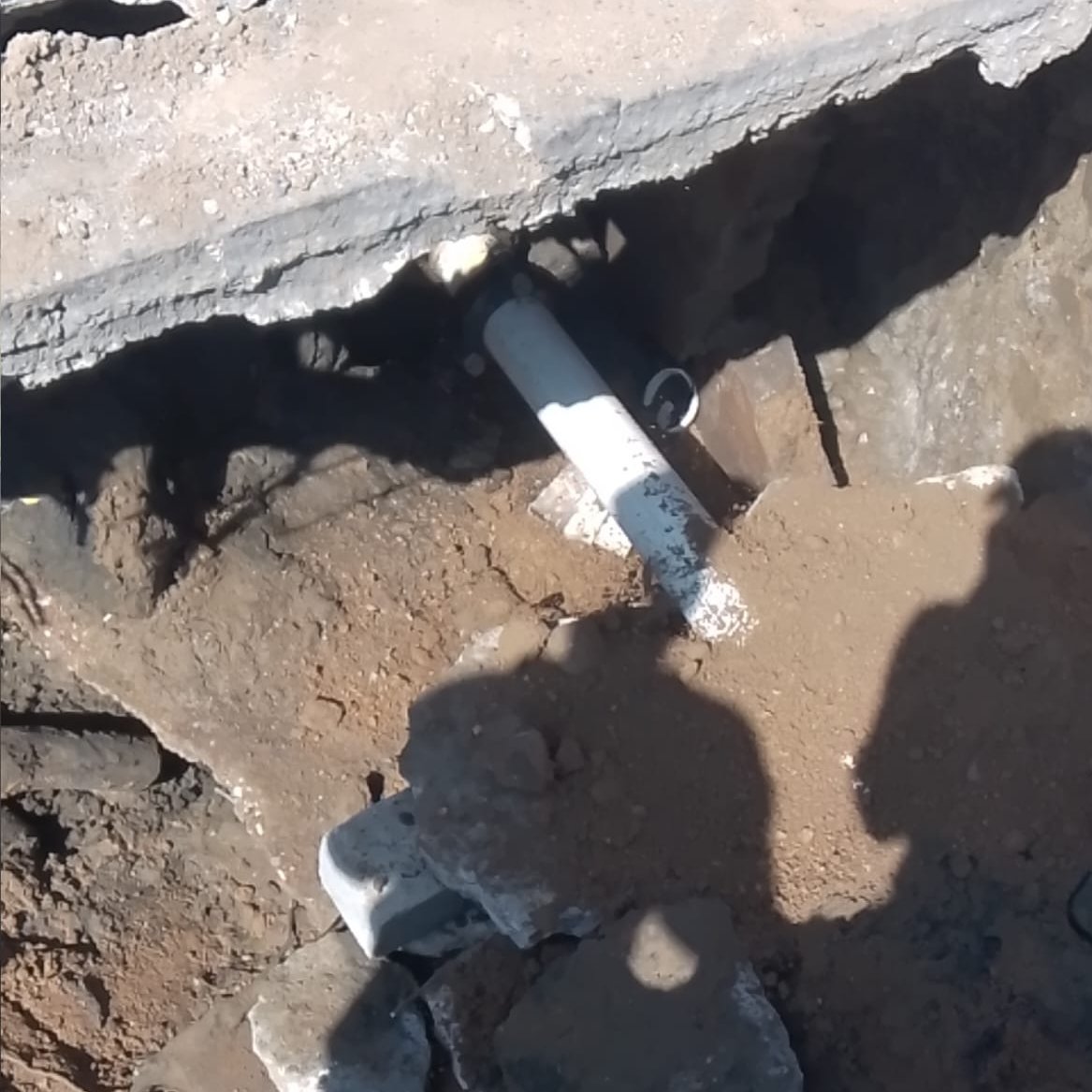 Capama_Acapulco's tweet photo. 🚧💧 Reparamos fuga de agua potable en colonia Colosio, a la altura del arco azul, con trabajos de rehabilitación de la línea, quedando el servicio restablecido y operando con normalidad.

🔵 CAPAMA, trabajando para ti.

#ServirConHonestidadYJusticia https://t.co/oSPu7DwgLi