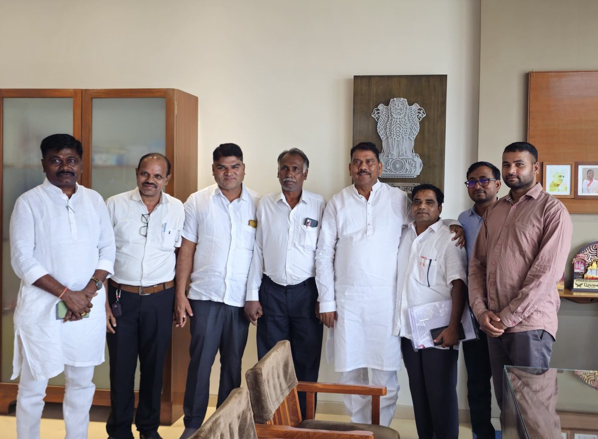 Vijaypatel173's tweet photo. આજરોજ ગાંધીનગર સચિવાલય ખાતે વઘઈ તાલુકાના જનપ્રતિનિધિઓ અને આગેવાનો સાથે મંત્રીશ્રીઓની સૌજન્ય મુલાકાત લઈ વિકાસલક્ષી મુદ્દાઓ અંગે ચર્ચા કરી જરૂરી માર્ગદર્શન મેળવ્યું. https://t.co/287pZmILcs