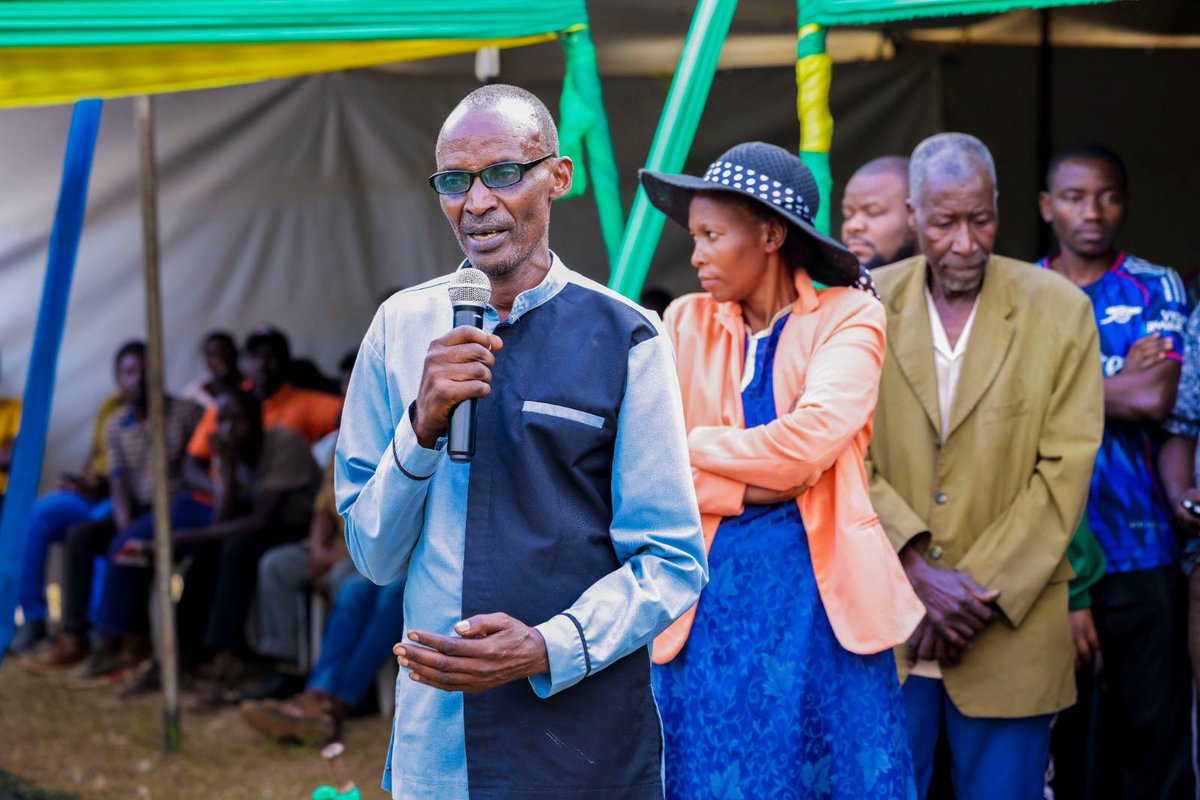 RwandaLocalGov's tweet photo. Ku gicamunsi hirya no hino mu gihugu hateranye inteko z’abaturage.
Minisitiri @Dominiquehab yifatanyije n’abaturage b’Akarere ka @KicukiroDistr mu nteko y’abaturage yateraniye mu Murenge wa Masaka.

Minisitiri yibukije abaturage akamaro miyoborere myiza ishyira umuturage ku isonga, kwimakaza #IsukuHose no kwishyura umusanzu wa Mituweli; yabashishikarije kwirinda, kurwanya no gukumira ibiyobyabwenge n’ibinyobwa bitujuje ubuziranenge.

Yanabahamagariye gukomeza ubufatanye mu kubaka umuryango urangwa n’ubuzima bwiza, wita ku burere bw'abana, umutekano kandi uharanira iterambere rirambye.