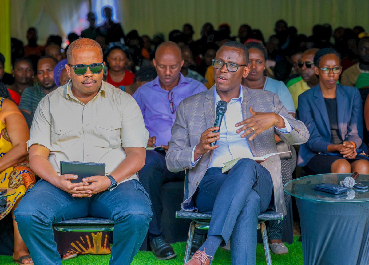 RwandaLocalGov's tweet photo. Ku gicamunsi hirya no hino mu gihugu hateranye inteko z’abaturage.
Minisitiri @Dominiquehab yifatanyije n’abaturage b’Akarere ka @KicukiroDistr mu nteko y’abaturage yateraniye mu Murenge wa Masaka.

Minisitiri yibukije abaturage akamaro miyoborere myiza ishyira umuturage ku isonga, kwimakaza #IsukuHose no kwishyura umusanzu wa Mituweli; yabashishikarije kwirinda, kurwanya no gukumira ibiyobyabwenge n’ibinyobwa bitujuje ubuziranenge.

Yanabahamagariye gukomeza ubufatanye mu kubaka umuryango urangwa n’ubuzima bwiza, wita ku burere bw'abana, umutekano kandi uharanira iterambere rirambye.