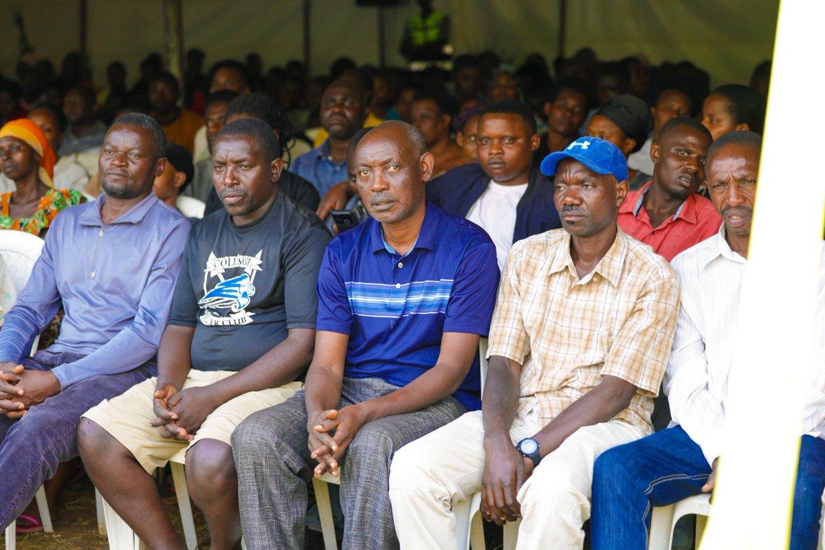 RwandaLocalGov's tweet photo. Ku gicamunsi hirya no hino mu gihugu hateranye inteko z’abaturage.
Minisitiri @Dominiquehab yifatanyije n’abaturage b’Akarere ka @KicukiroDistr mu nteko y’abaturage yateraniye mu Murenge wa Masaka.

Minisitiri yibukije abaturage akamaro miyoborere myiza ishyira umuturage ku isonga, kwimakaza #IsukuHose no kwishyura umusanzu wa Mituweli; yabashishikarije kwirinda, kurwanya no gukumira ibiyobyabwenge n’ibinyobwa bitujuje ubuziranenge.

Yanabahamagariye gukomeza ubufatanye mu kubaka umuryango urangwa n’ubuzima bwiza, wita ku burere bw'abana, umutekano kandi uharanira iterambere rirambye.