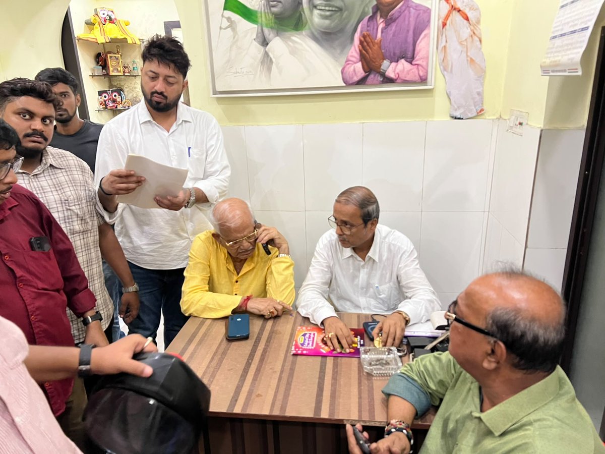 KunalGhoshAgain's tweet photo. .@SamikBJP 
 কালীঘাটে বিজেপির গুন্ডামি। ওয়ার্ড 83. তৃণমূল কংগ্রেস ও বিদায়ী পুরপিতা প্রবীর মুখোপাধ্যায়ের কার্যালয়ে আচমকা বিজেপির দুষ্কৃতীদের হামলা, ভাঙচুর, তান্ডব। দখলদারির চেষ্টা। ছুটে যান শোভনদেব চ্যাটার্জি, বৈশ্বানর চ্যাটার্জি, শ্রীদীপ দাস প্রমুখ। হামলার কড়া নিন্দা করেন জননেত্রী। পুলিশে অভিযোগ করা হয়েছে। ভরসন্ধেয় কালীঘাটে যদি এই হয়, সারা বাংলায় কী চলছে ভেবে নিন।
  ভালো ভালো বিবৃতি দেওয়া বিজেপি নেতারা দেখতে পাচ্ছেন?