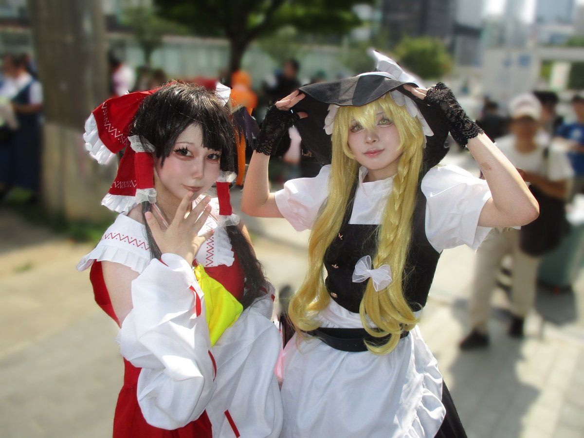 00_koguma's tweet photo. 【東方Project Cosplay】

博麗霊夢&amp;霧雨魔理沙

霊夢（らんちゃむ）

📷▶︎高槻先生 様

#コスサミ2026 https://t.co/biR5IIotCb