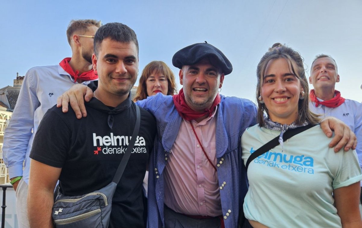 sare_herritarra's tweet photo. Ha empezado las fiestas en Gasteiz. Nuestra invitación es a celebrar las fiestas con respeto y responsabilidad, y también a aprovechar para mostrar las reivindicaciones a favor del regreso a casa de los y las presas, exiliadas y deportadoas vascas.»

Helmuga denak #Etxera (1/2) https://t.co/2ZECwKDcaq