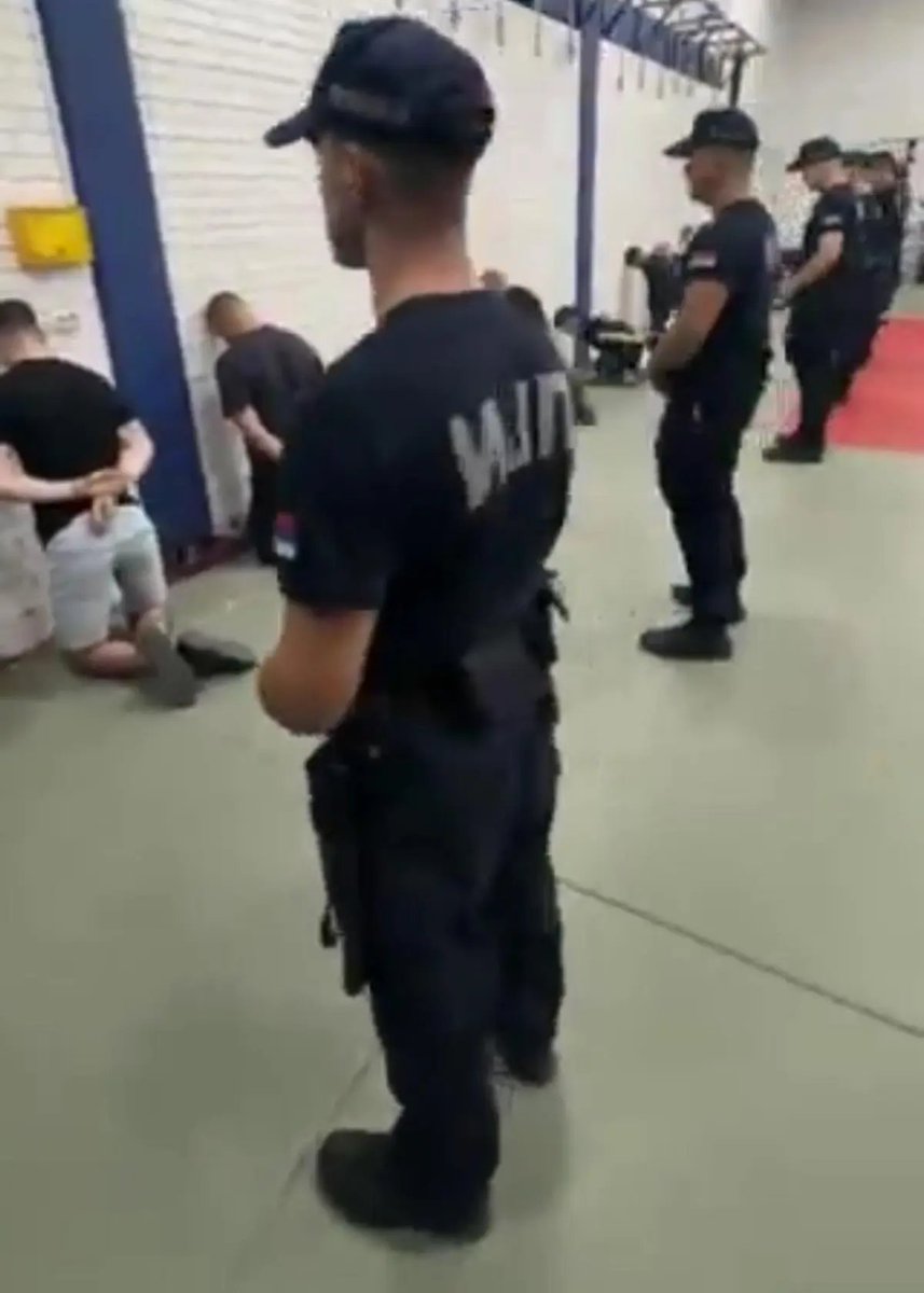 SanelaJS's tweet photo. Nema te propagande koja može izbrisati ove slike. 
Neke fotografije ne blede. 
One postaju opomena.
Najveći pogrom Srba u 21. veku, koji će se izučavati u udžbenicima. https://t.co/52ZYRYNMoF