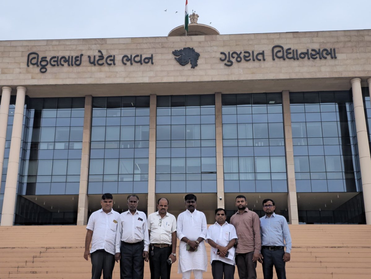 Vijaypatel173's tweet photo. આજરોજ ગાંધીનગર સચિવાલય ખાતે વઘઈ તાલુકાના જનપ્રતિનિધિઓ અને આગેવાનો સાથે મંત્રીશ્રીઓની સૌજન્ય મુલાકાત લઈ વિકાસલક્ષી મુદ્દાઓ અંગે ચર્ચા કરી જરૂરી માર્ગદર્શન મેળવ્યું. https://t.co/287pZmILcs