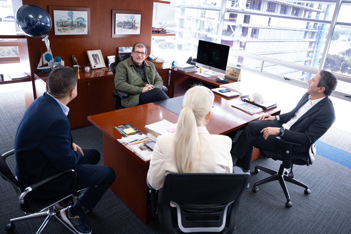 ANI_Colombia's tweet photo. #AgendaANI👷🏻‍♂️Avanzamos en una mesa técnica con la @GobValle, liderada por el presidente @ostoyar y la gobernadora @DilianFrancisca, con el propósito de hacer seguimiento y acelerar los proyectos estratégicos de infraestructura para el departamento. https://t.co/7axZ5CQJyK