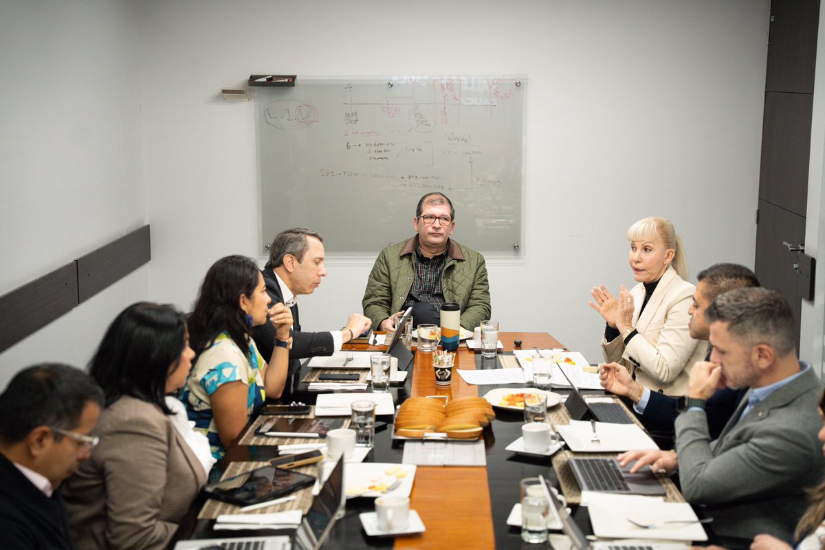 ANI_Colombia's tweet photo. #AgendaANI👷🏻‍♂️Avanzamos en una mesa técnica con la @GobValle, liderada por el presidente @ostoyar y la gobernadora @DilianFrancisca, con el propósito de hacer seguimiento y acelerar los proyectos estratégicos de infraestructura para el departamento. https://t.co/7axZ5CQJyK
