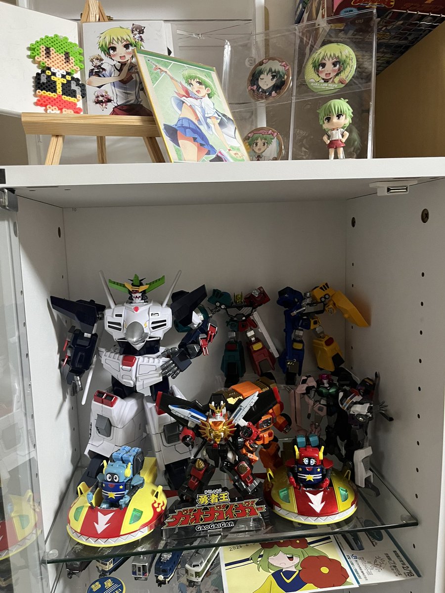 wing_400's tweet photo. 1〜12世カラーのマイクも入れてやろうと思ってガオガイガー棚に入れたけど、ビッグボルフォッグが『すいませんちょっと通ります』みたいになってるしお前はやっぱ別の場所にするか

ガオガイガー棚に飾られてないジェネシックの横片付けてやる https://t.co/1hDUfDBLRp