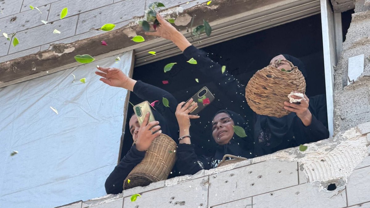PalPress24's tweet photo. Today, in the largest funeral procession Gaza has witnessed in years, the victims were finally laid to rest after their bodies had remained beneath the rubble for years. A scene heavy with grief, reflecting the immense loss and tragedy endured by the Al-Hassayneh family. https://t.co/q8JK3UrqTH