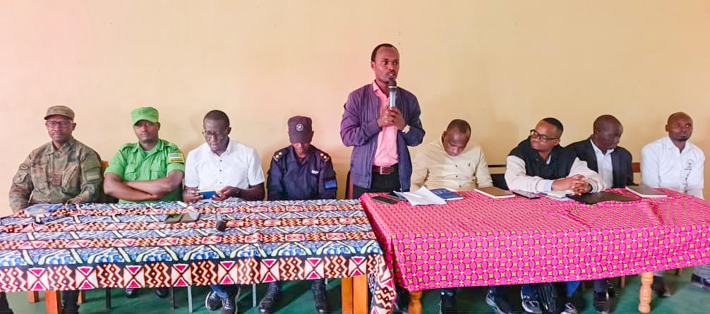 RubavuDistrict's tweet photo. Kuri uyu wa Kabiri, Abagize Inama Njyanama y'Akarere batangiye icyumweru cy'Umujyanama kizabera mu mirenge yose guhera kuwa 04-07 Kanama 2026, kiri kwizihizwa ku nsanganyamatsiko igira iti ʺUruhare rw’Inganji za Rubavu mu mujishi w’iterambere: Twese hamwe nta we usigaye inyuma." https://t.co/5qIHBZrpnj