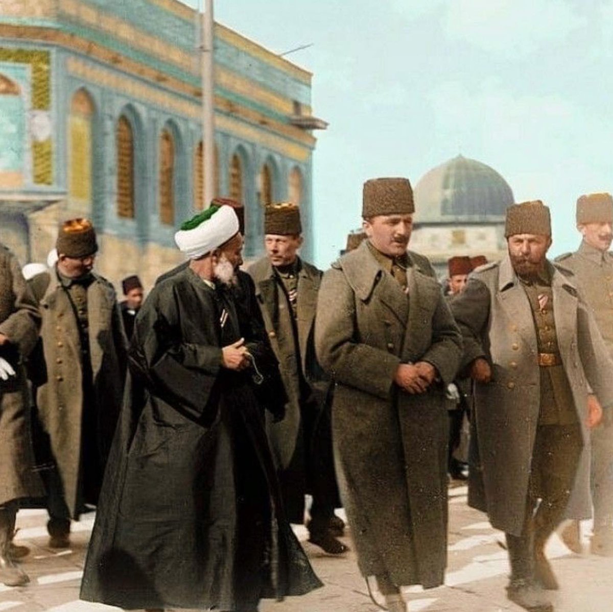 buharalidervis's tweet photo. “Siz ki, Osmanlıydınız. Müslümanlığınızda mertlik, sokaklarınızda adap, sofralarınızda helal rızık bulunurdu. Siz ki, haysiyeti ölüme katık yapar, edeb’i elinize, belinize, dilinize sarardınız. Siz ki, yoksulluğunuz mahzun, yenilginiz mağrur, kahramanlığınız mahcuptu. Siz, bütün hatalarınızla, eksikliklerinizle, yenilginizle bile adam gibi adamlardınız.
Sana, sizlere selam olsun..”

#EnverPaşa