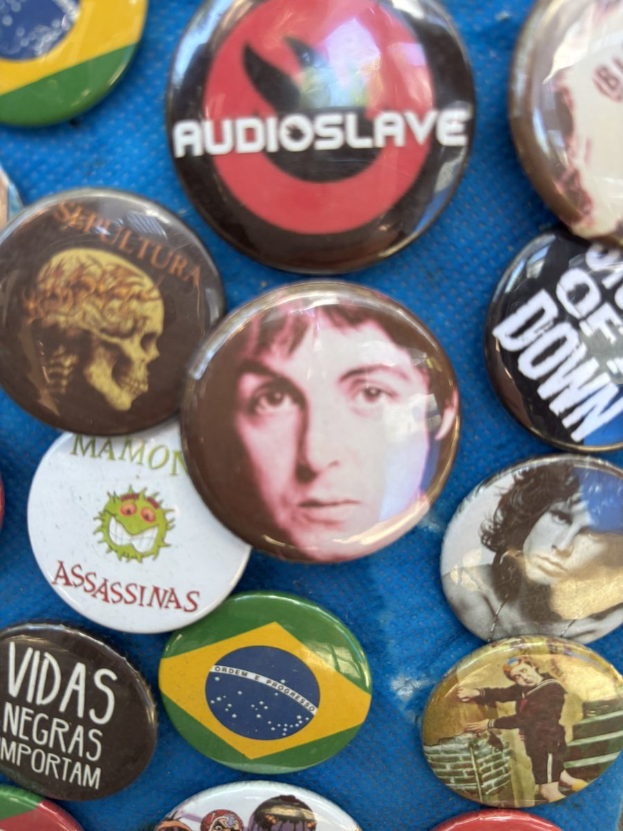 muriLaufey's tweet photo. top coisas mais legais do mundo eh encontrar os beatles por ai de vez em quando https://t.co/2hzWUzzjiZ
