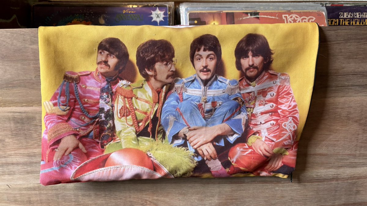 muriLaufey's tweet photo. top coisas mais legais do mundo eh encontrar os beatles por ai de vez em quando https://t.co/2hzWUzzjiZ