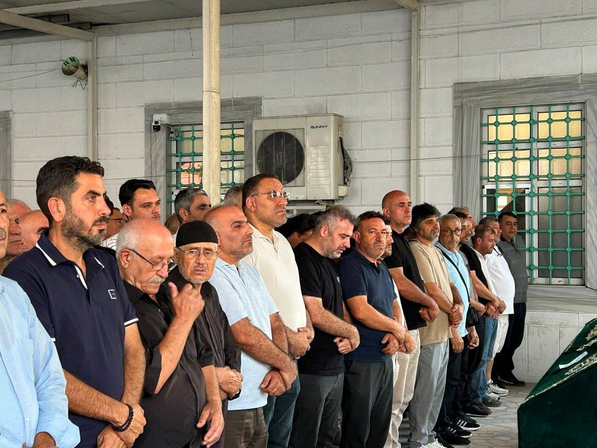 yenipartiesyurt's tweet photo. İlçe Başkanımız Cafer Çakmak ve İlçe Örgütümüz ile birlikte İlçe Başkan Yardımcımız Yaşar Gören'in vefat eden Dayısı Şahin Aydın’ın Hz. Ömer Camii’nde düzenlenen cenaze töreninde ailemizin yanında olarak acılarını paylaştık. https://t.co/9V6u4rdSyd