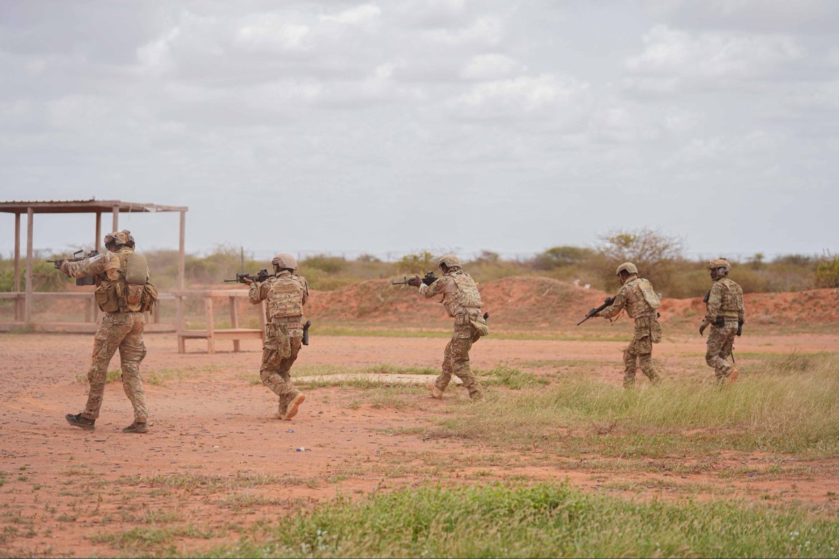 SNAForce's tweet photo. The Commander of the Somali National Armed Forces, Brig. Gen. Ibrahim Mohamed Mohamud, concluded training for Danab Special Forces troops at Baledogle. The ceremony was attended by U.S. AOB Commander BMA, Maj. Robert Zimmerman, and other officers.

#Somalia #USA #SNAF #Danab https://t.co/a3IvOdoK2u