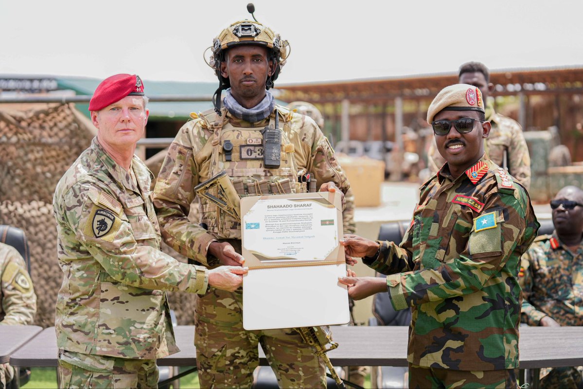 SNAForce's tweet photo. The Commander of the Somali National Armed Forces, Brig. Gen. Ibrahim Mohamed Mohamud, concluded training for Danab Special Forces troops at Baledogle. The ceremony was attended by U.S. AOB Commander BMA, Maj. Robert Zimmerman, and other officers.

#Somalia #USA #SNAF #Danab https://t.co/a3IvOdoK2u